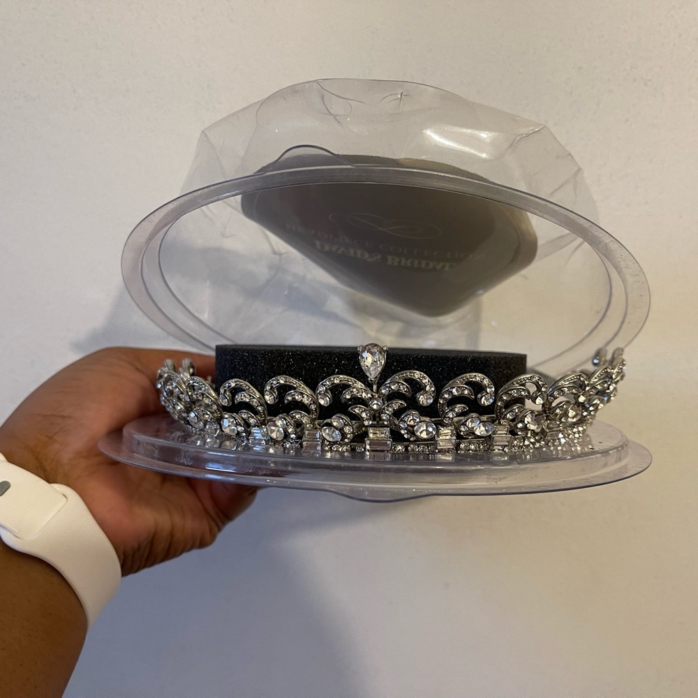 Like new David’s Bridal Headpiece. Beautiful all stones intact.